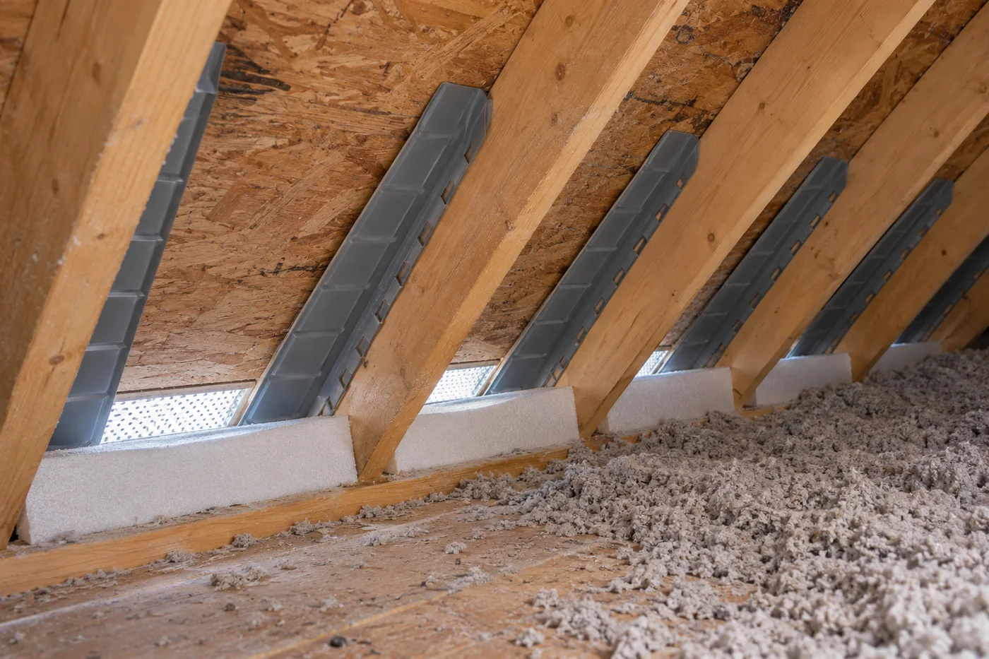 Déflecteurs de ventilation installés entre les chevrons au-dessus des soffites