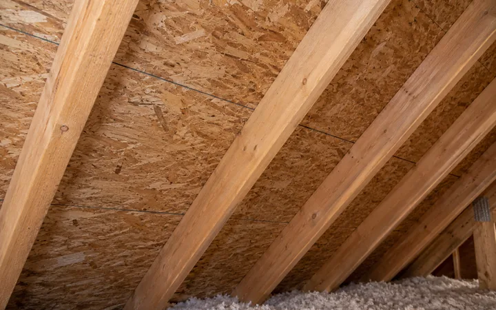 Panneaux de pontage fixés sur les chevrons et vus depuis l’intérieur d’un entretoit